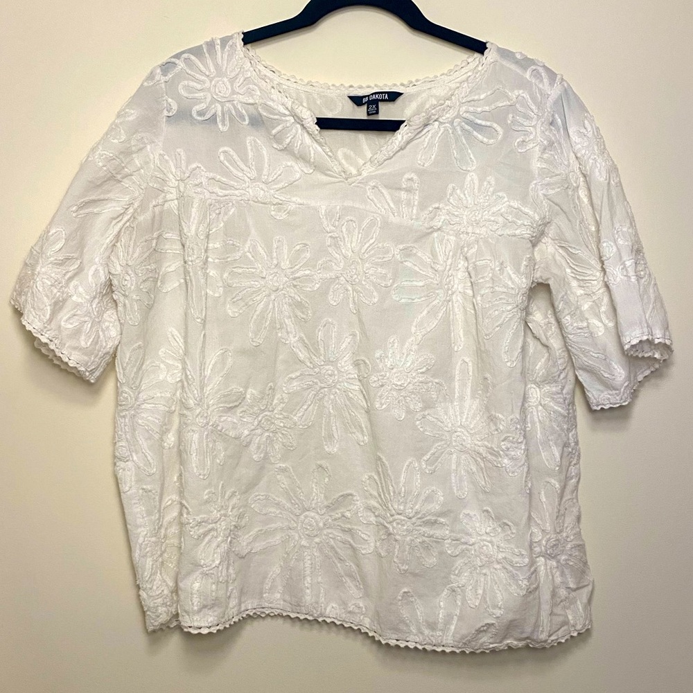 BB Dakota white floral detail top 100% cotton women’s size 2x